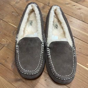 NWOT brown Ugg slippers size 9 women’s.